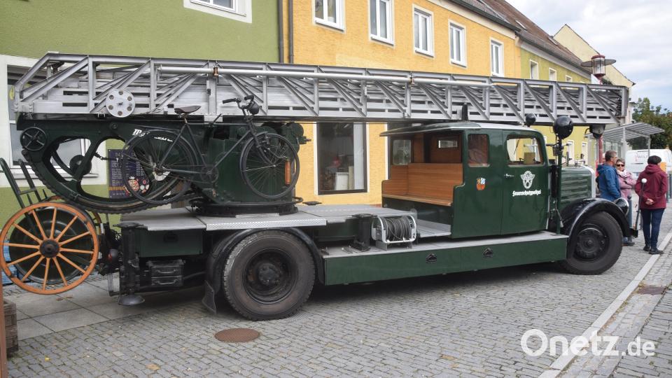 Liebevoll restauriert, die ehemalige Drehleiter der Feuerwehr Weiden. Jetzt im Besitz von Dr. Wolfgang Fortelny. Bild: fz
