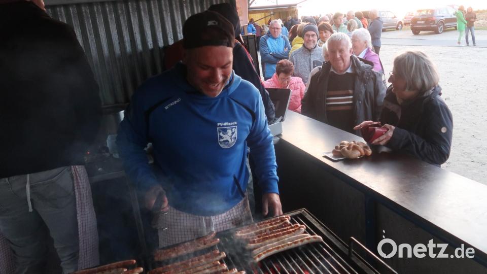 „Nur nichts anbrennen lassen!&quot; Das Grillteam des FV Vilseck war am Bratwurststand täglich fleißig im Einsatz. Viel zu tun während der ganzen Woche hatte auch die Wasserwacht mit der Zubereitung ihrer reichhaltigen Essens-Angebote. Bild: rha