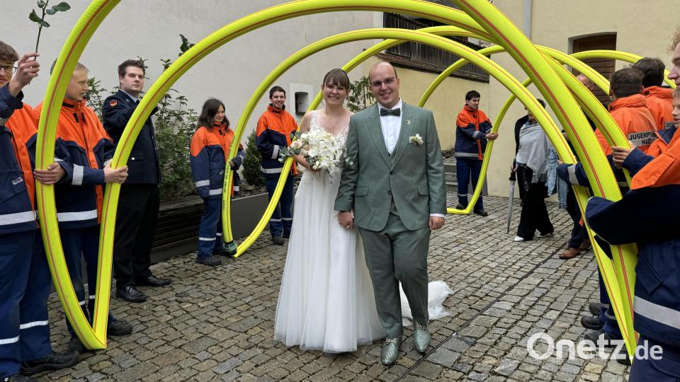 Eine echte Feuerwehr-Hochzeit haben Anja und Florian Schlegel am Samstag gefeiert: Beide Brautleute sind aktiv in der FFW Haselmühl, deren Jugend die Frischvermählten mit einem Ehrenspalier aus neongelben Feuerwehrschläuchen vor der Kirche St. Nikolaus in Theuern empfing. Bild: Heike Unger