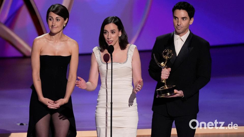 Das Team hinter „Hacks“ gewann den Preis für das beste Drehbuch einer Comedyserie – und siegte später auch sensationell in der Hauptkategorie beste Comedy. Bild: Chris Pizzello/Invision/AP/dpa