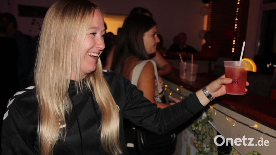 Alexandra Höfer mit einem Aperol - eben Party pur! Bild: kro