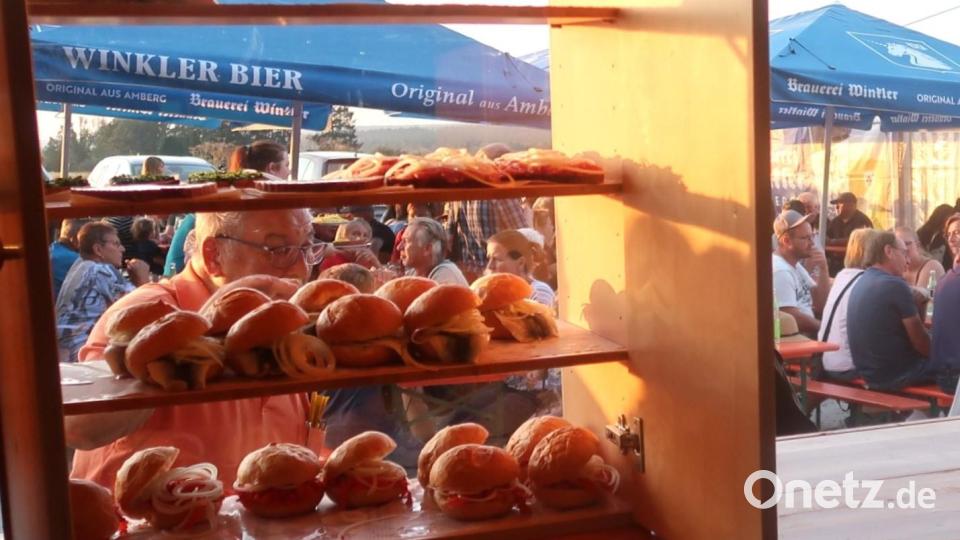 Frisch zubereitete Fischsemmeln und Käseportionen hatte der Fußballverein Vilseck die ganze Festwoche über im Angebot. Bild: rha