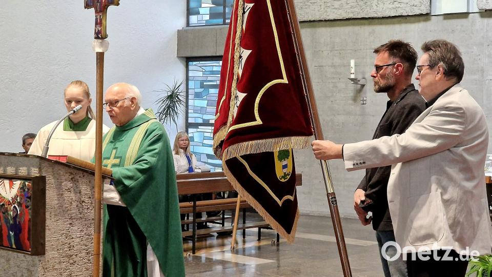 Die Weihe der Fahne im Gottesdienst. Bild: R. Kreuzer