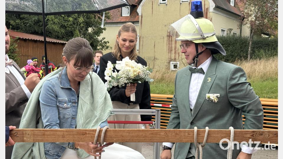 Natürlich kann die Braut als aktive Feuerwehrfrau das mit den Knoten auch. Bild: Heike Unger