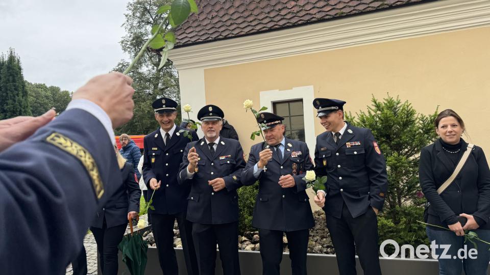 Natürlich waren auch die Kollegen des Bräutigams aus der Führung der Kreisbrandinspektion Amberg-Sulzbach da und standen mit weißen Rosen im Spalier. Bild: Heike Unger