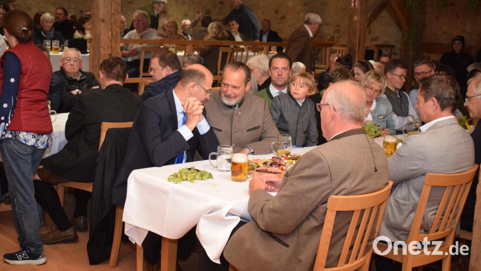 Viele prominente Gäste haben sich zur Geburtstagsfeier des Bauernmuseums eingefunden. Hier ist der Staatsminister Albert Füracker im Gespräch mit Bürgermeister Frank Zeitler und Bezirkstagspräsident Franz Löffler. Bild: bnr