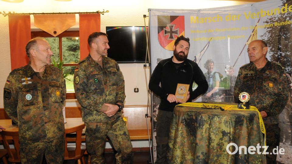 Bürgermeister Sebastian Giering hat von Oberstleutnant der Reserve, Johann Schmidt (rechts) das Ehrenschild des Reservistenverband überreicht bekommen. Es soll seinen Platz künftig im Amtszimmer des Neustädter Stadtoberhauptes haben. Bild: bey