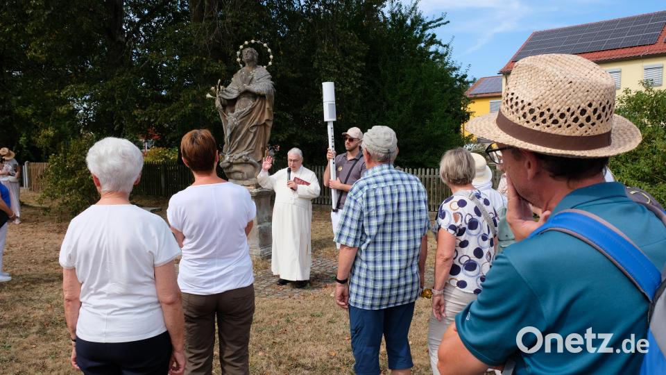 Der Stationen-Weg zum Barbaraberg begann mit dem Besuch der Muttergottes-Statue in Höhe der Speinsharter Grundschule. Der Strahlenkranz von Maria mit 12 Sternen wurde zum Symbol für die Europafahne, so die Erklärung von Wegbegleiter Abt em. Hermann Josef Kugler. Bild: do