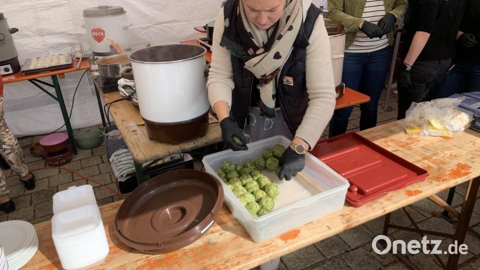 Die Spinatknödel werden vorbereitet. Bild: adj