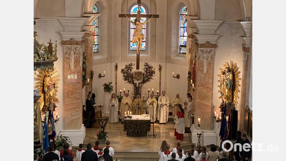 Feierlicher Gottesdienst zur Übergabe der Pfarrei und Verabschiedung von Pfarrer Wilhelm Bauer. Bild: Josef Glas