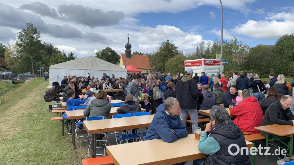 Schnell füllen sich beim vierten Knödelfest der Schützengesellschaft Meerbodenreuth die Tische und Bänke. Bild: adj