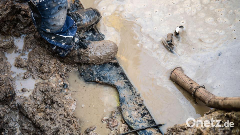 Viele Wasserrohrbrüche in den Sommermonaten in Sulzbach-Rosenberg lasse Rufe nach einem Sanierungskonzept laut werden. Symbolbild: Nicolas Armer/dpa