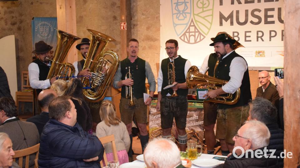 Mit bodenständige Blasmusik unterhielten die Diendorfer Musikanten die Geburtstagsgäste. Bild: bnr