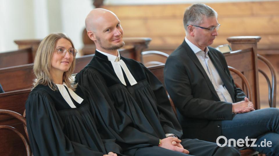 Theresa und Johannes Amberg teilen sich seit 1. September eine Pfarrstelle. Rechts ist Bürgermeister Franz Badura zu sehen. Bild: Wolfgang Steinbacher
