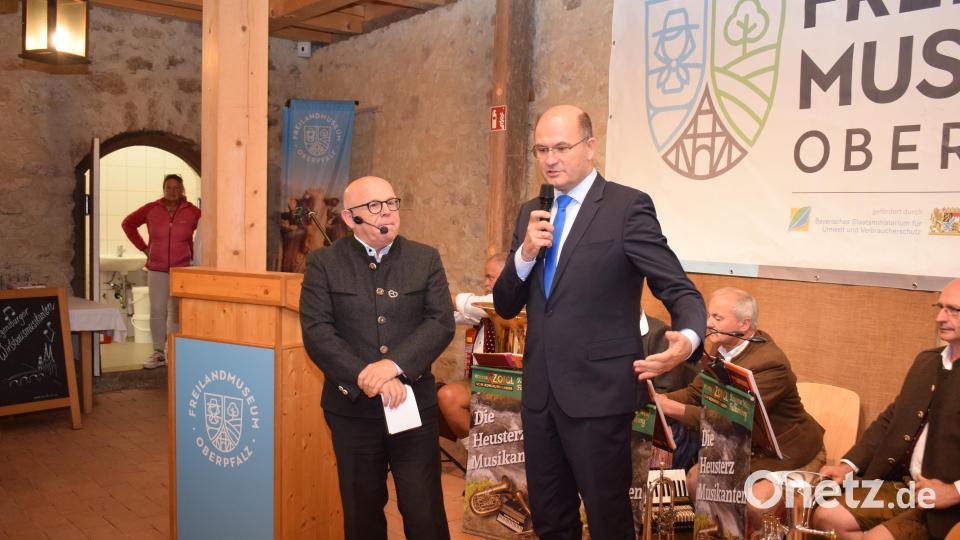 Moderator Jürgen Kirner unterhielt sich mit Staatsminister Albert Füracker über die Landwirtschaft früher und heute.Dabei erwies sich der Minister als wahrer Kenner der Materie. Bild: bnr