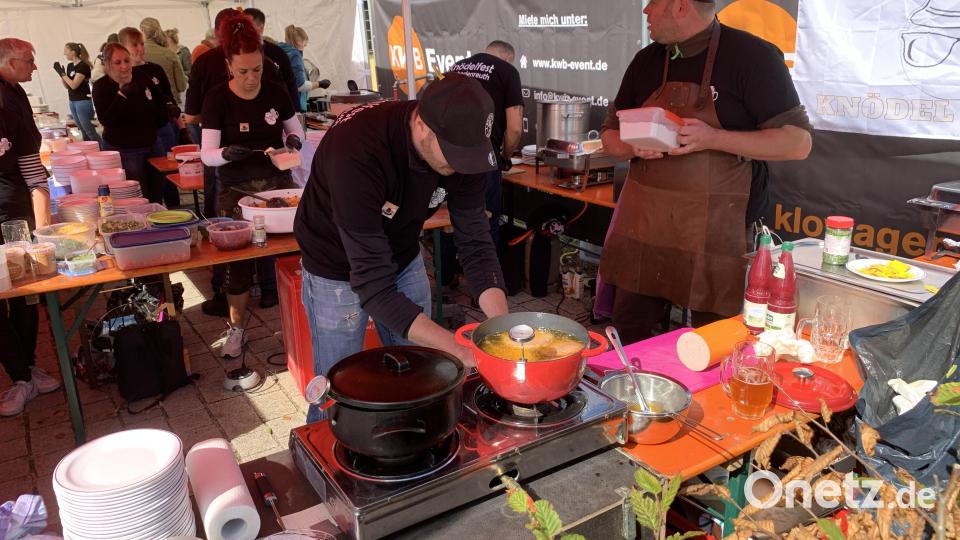 Die Helfer der Schützengesellschaft Meerbodenreuth haben gut zu tun. Bild: adj
