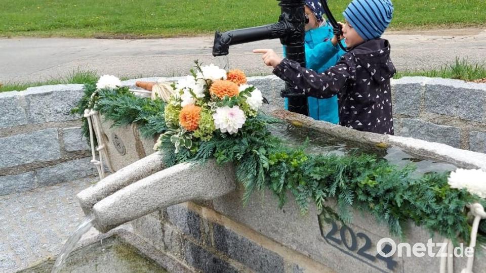 Die Betätigung der Schwengelpumpe ist eine der Aktivitäten, zu denen die Brunnenanlage einlädt. Bild: lg