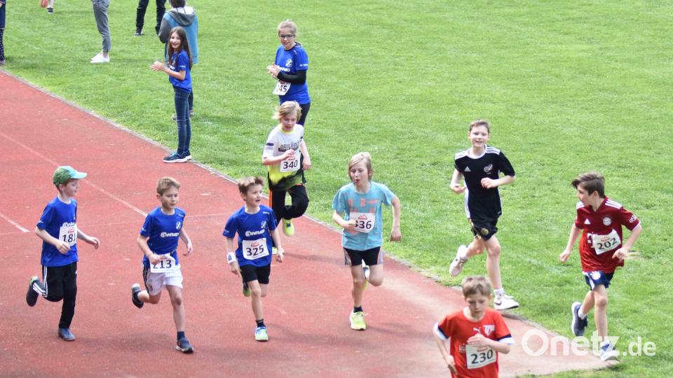 Archivbild Kinderlauf 2023: die laufbegeisterten Kinder beim Übergang von der 100 Meter Laufbahn zum letzten Anstieg vor den Zieleinlauf Bild: no