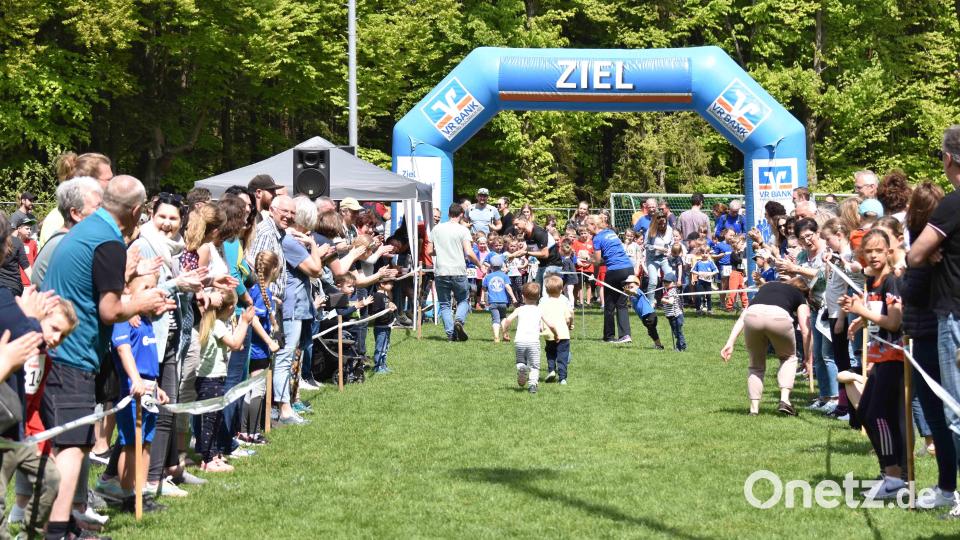 Archivbild Kinderlauf 2023: begeisterte Zuschauer, welche die kleinen Läuferinnen und Läufer, beim Zieleinlauf anfeuern Bild: no