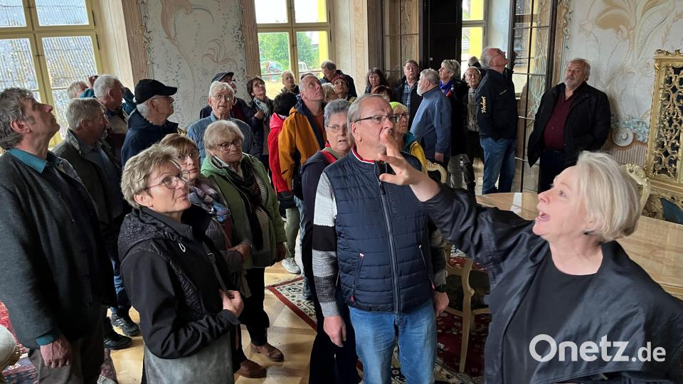 Interessiert lauschen die Fahrtteilnehmer den spannenden Ausführungen der Gästeführerin im Schloss Tynec. Bild: Franz Grabinger/exb