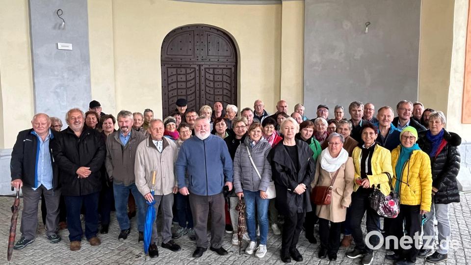 Die Besuchergruppe aus der Gemeinde Schwarzach vor dem frisch renovierten Schloss Tynec in Pocinovice. Bild: Franz Grabinger/exb