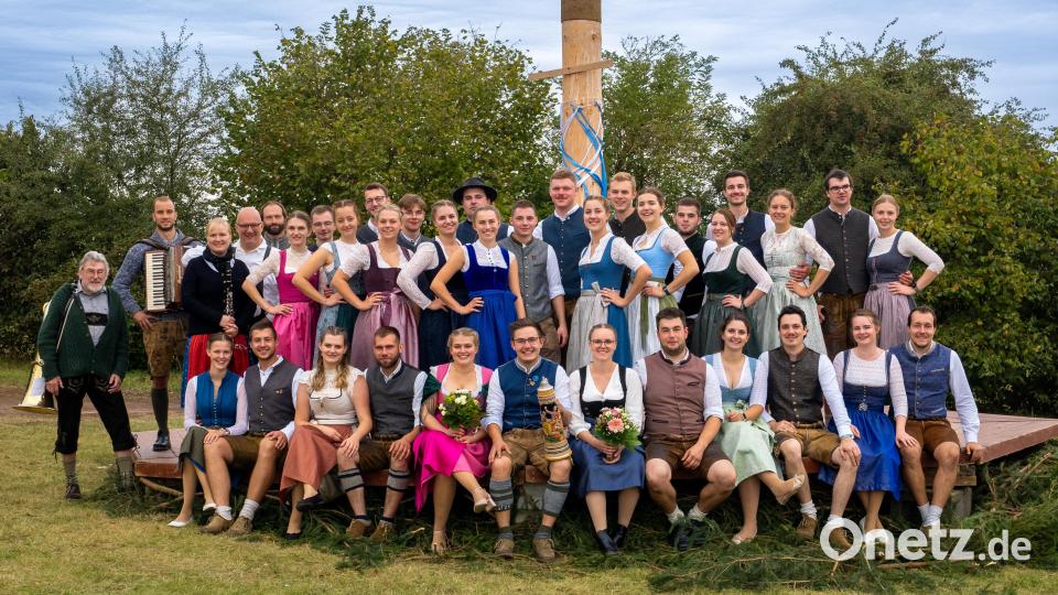 Die Iberinger Kirwaleit mit ihrerm Oberkirwapaar Franziska Hager und Matthias Zahn (vorne Mitte). Bild: Lukas Schmalzl
