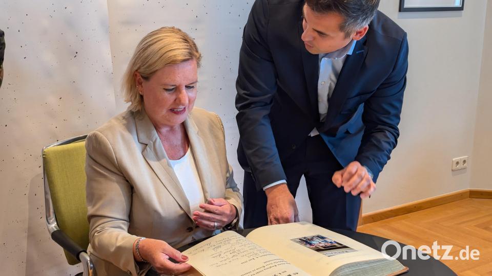 Wehrbeauftragte Eva Högl und Bürgermeister Rudolf Teplitzky beim Durchblättern des goldenen Buchs der Stadt Oberviechtach. Bild: wrl