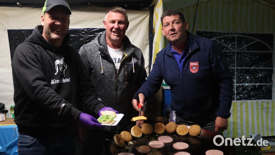 Frische Burger aus der Pfanne gab es bei den drei "Burgermeistern". Bild: mrr
