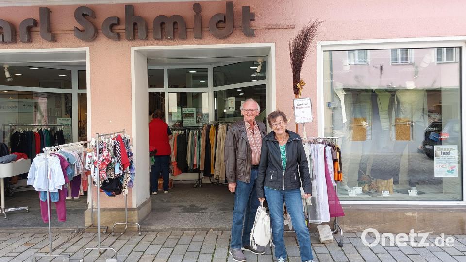 Der Besen zeigt den Kunden an, welche Geschäfte an der Aktion teilnehmen. Bild: mfh
