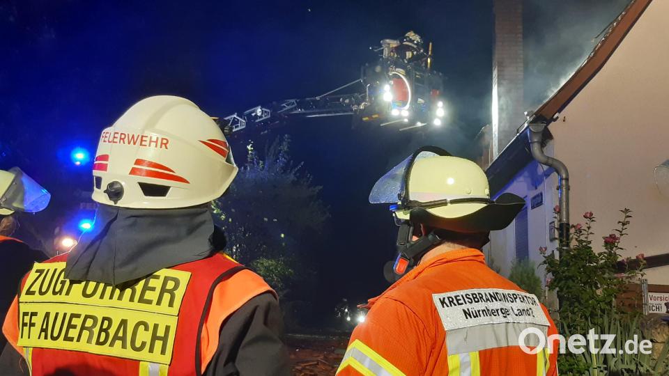 Die Feuerwehr Auerbach kam mit ihrer Drehleiter an den Brandort in Velden. Bild: Roland Löb