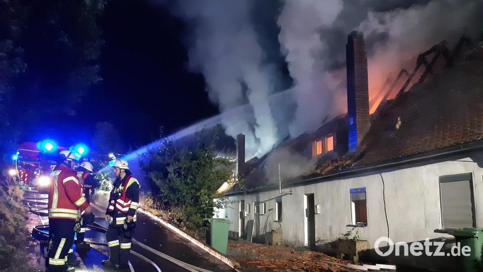 Die Einsatzkräfte fanden die beiden Doppelhaushälften bei ihrem Eintreffen im Vollbrand vor. Bild: Roland Löb