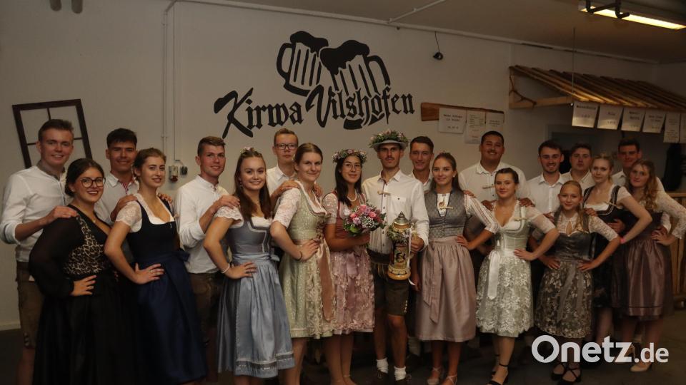 Die elf Kirwapaare mit Hannah Schuh und Fabian Eiglsperger (Mitte), ihrem neuen Oberkirwapaar. Bild: mrr