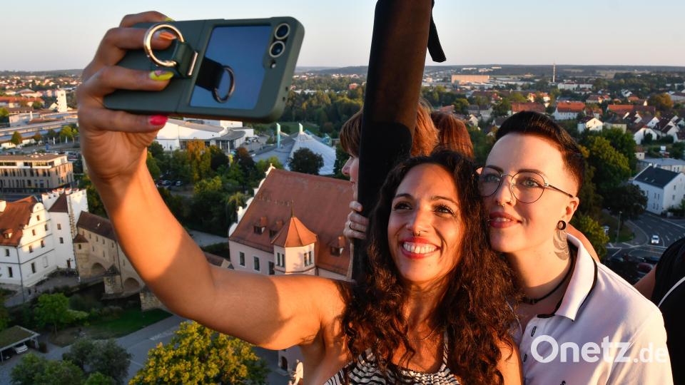 In Amberg gibt es viele Möglichkeiten, Selfies mit einem schönen Hintergrund zu schießen. Hier bei der Luftnacht. Die Amberger können jetzt über die Einrichtung von vier Selfie-Points abstimmen. Archivbild: Petra Hartl