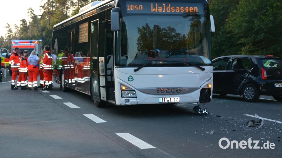 Ein Skoda fuhr in einen Schulbus, es gab glücklicherweise nur Leichtverletzte. Bild: jr