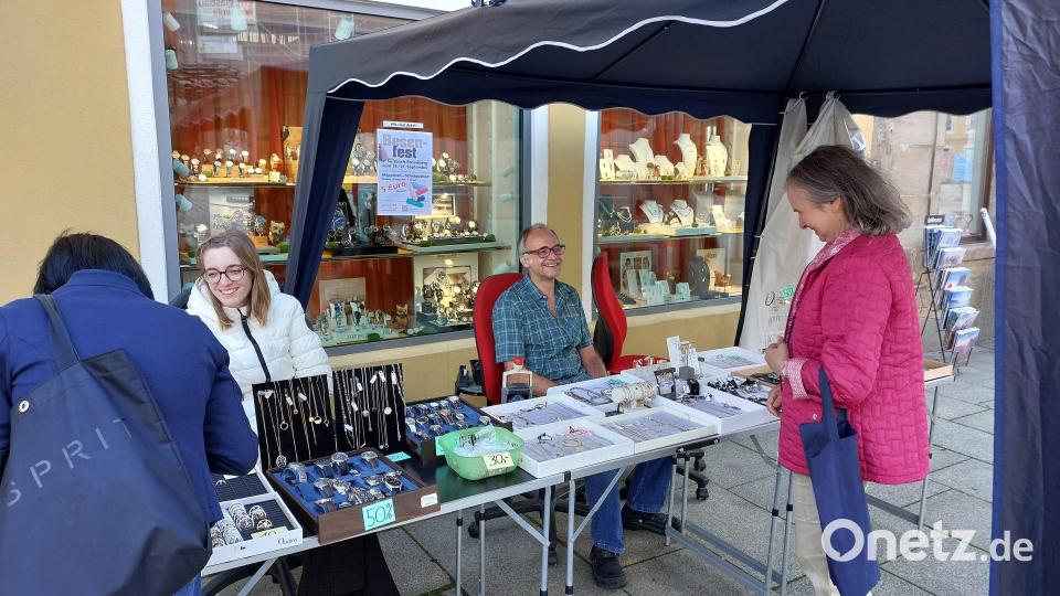 Beim Besenfest werden Beratung und Verkauf nach draußen vor die Ladentür verlegt. Bild: mfh