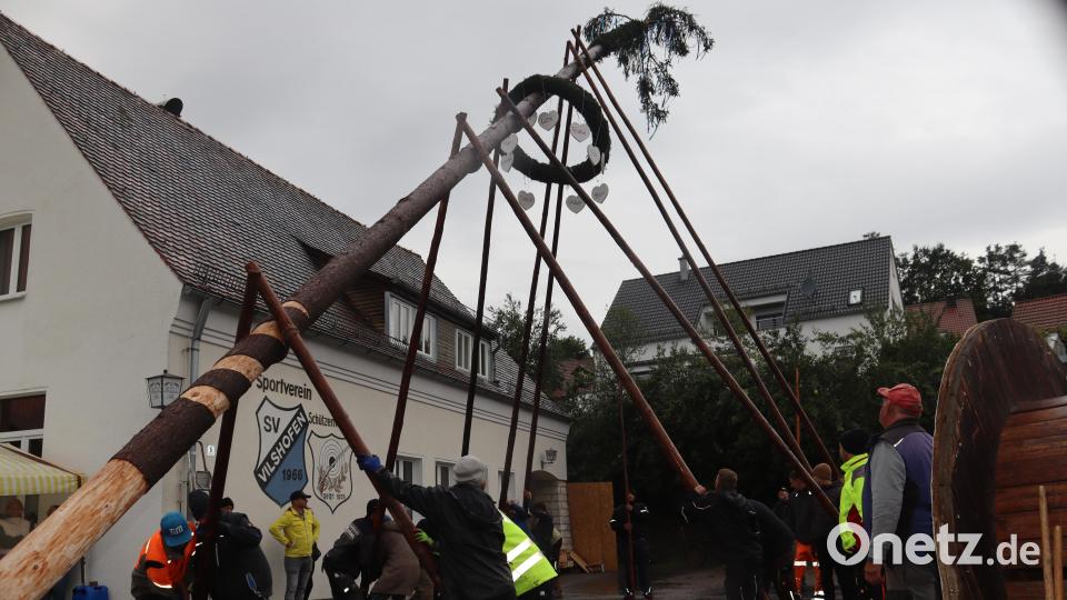 Die Baummeister Toni Meier und Jonas Bleyer gaben beim Baumaufstellen die Kommandos. Bild: mrr
