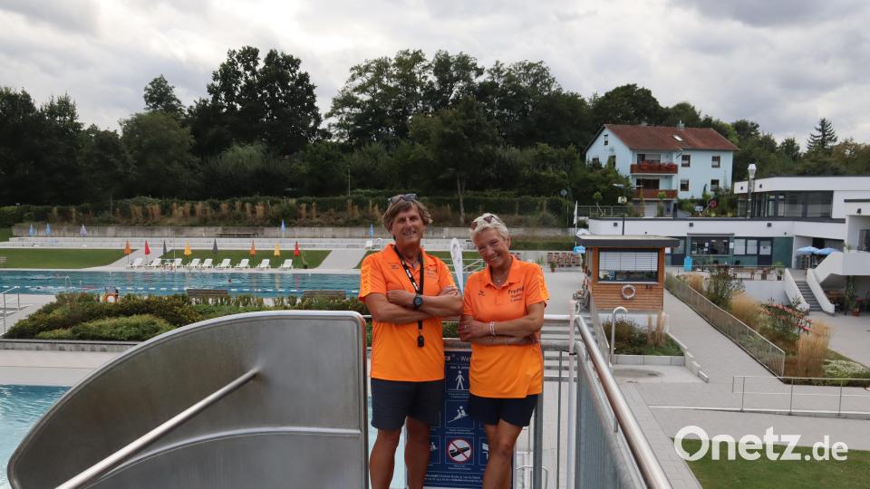 Bademeister Max Wagner und Kollegin Dagmar Gabert blicken zufrieden auf die Freibadsaison in Rieden zurück. Bild: mrr