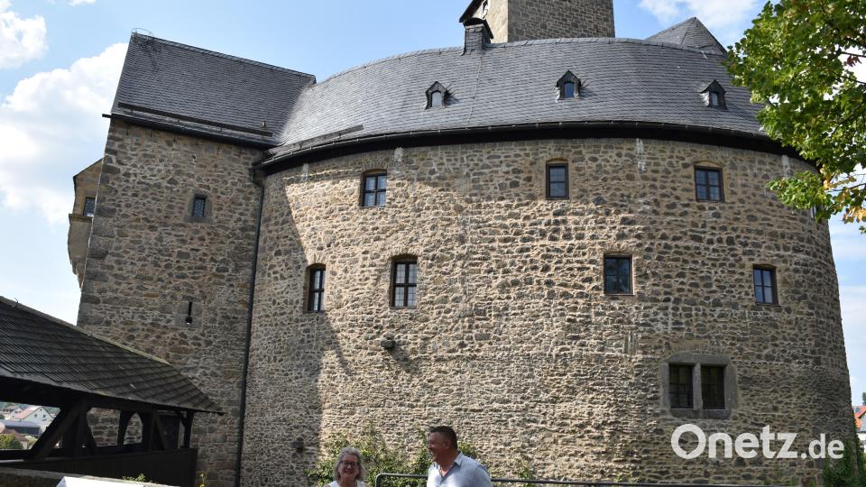 Eva Gibhardt und Hermann Weiß besprechen vor der Kulisse der imposanten Burg Falkenberg das Herbstkulturprogramm des Forums Falkenberg. Das Besondere an diesem Programm ist immer die Nähe zur Burg und der Bezug zu Falkenberg. Veranstalter wie Ausführende gehören meist zu Falkenberg wid die Burg selbst. Bild: ubb