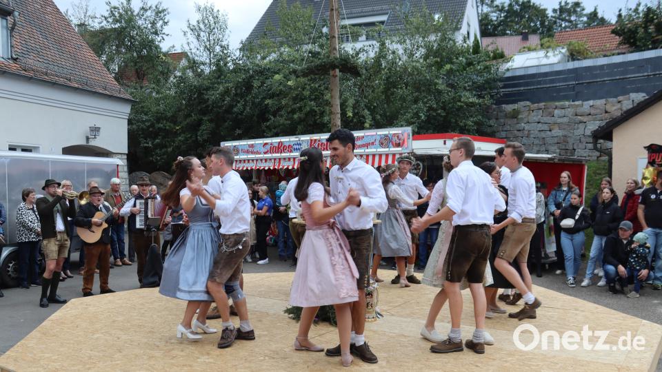 Die elf Paare tanzten den Baum aus, dazu spielte "Schnarndorfer Mixdur" (links im Bild) auf. Bild: mrr