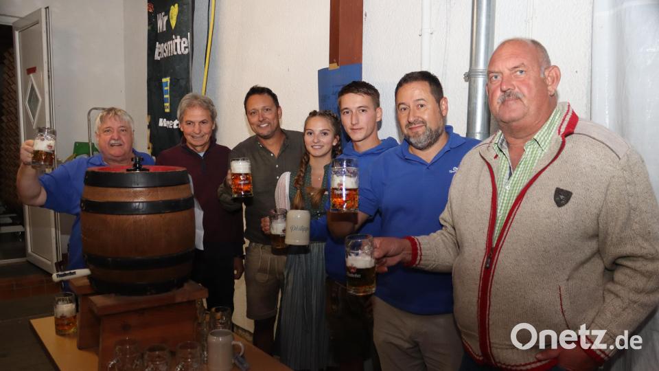 Schützen-Chef Josef Spies, 2. Bürgermeister Josef Weinfurtner, SV-Vorsitzender Timmy Grunewald, das bisherige Oberkirwapaar Franziska Tretter und Philipp Grunewald, SV-Vize Stefan Eiglsperger und Baummeister Anton Meier (von links) stießen beim Bieranstich auf die Vilshofener Kirwa an. Bild: mrr