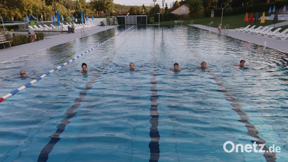 Am vorletzten Badetag kamen bei rund 18 Grad Außentemperatur die Dauergäste noch einmal zum Schwimmen. Bild: mrr