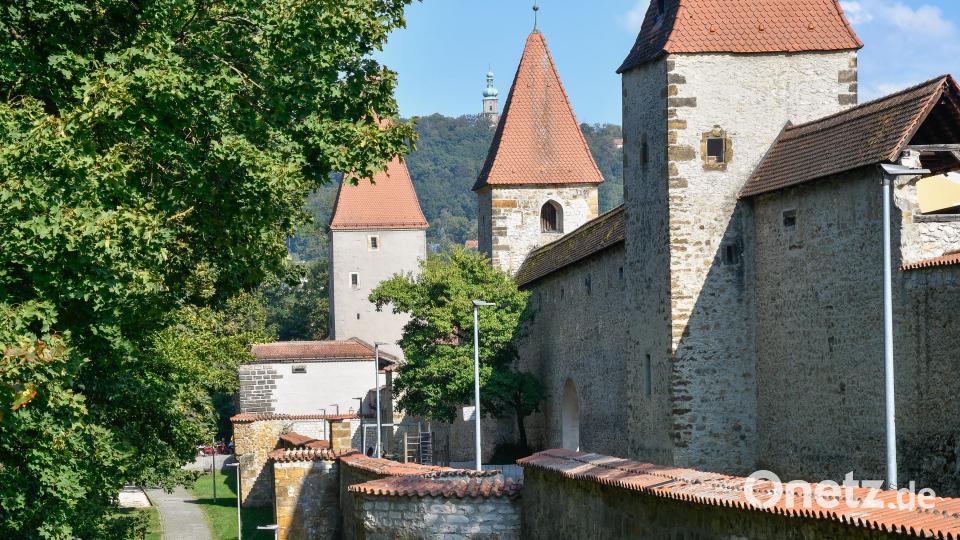 Der Amberger Stadtgraben bietet auch im Zusammenspiel mit der mittelalterlichen Stadtbefestigung malerische Motive. Bild: Petra Hartl