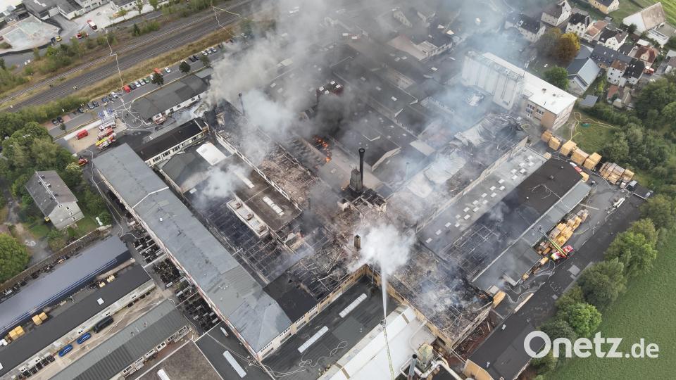 Eine Drohnenaufnahme zeigt das Gelände einer Firma in Wunsiedel, auf dem am Dienstag ein Großbrand ausgebrochen war. Rund 500 Einsatzkräfte waren vor Ort. Bild: Kreisfeuerwehrverband Wunsiedel