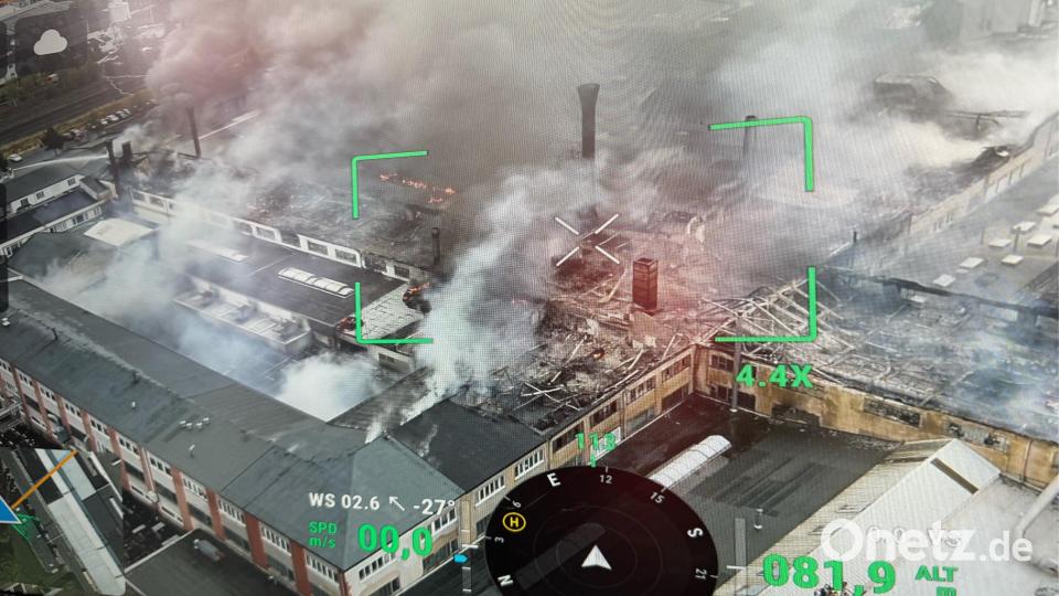 Eine Drohne der Feuerwehr gibt einen Überblick über das Ausmaß des Brandes. Bild: Matthias Bäumler