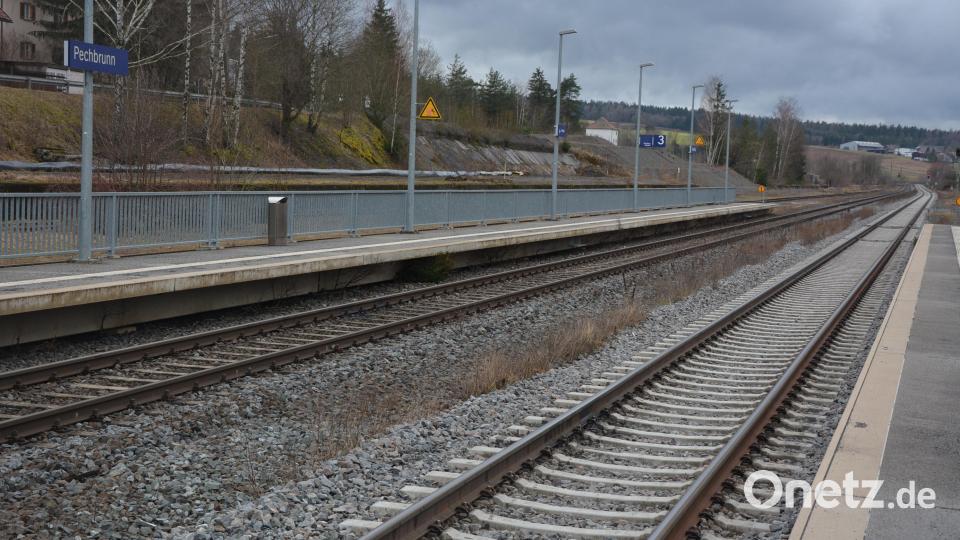 Zwischen dem 21. September und dem 3. Oktober wird der Bahnhof Pechbrunn komplett gesperrt. Die Bahn möchte die Weichen und Gleise in diesem Zeitraum umbauen und das neue elektronische Stellwerk in Betrieb nehmen. Archivbild: jr