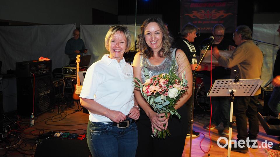 Susanne Wagner (links) und Hospiz-Mitarbeiterin Andrea Storch-Mayerhofer freuen sich über den Erfolgs des Benefizkonzerts. Bild: Hospiz St. Felix Neustadt