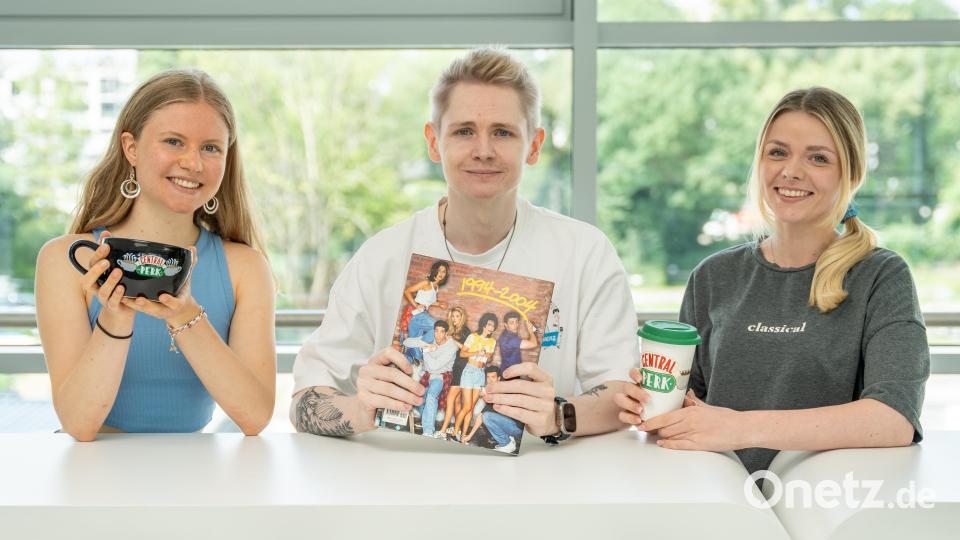Katharina Graf (links), Dominik Mark und Nina Haas sprechen in der neuen Folge Pixel-Popcorn über Sitcoms. Bild: Marina Gube