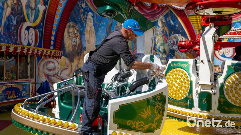 Letzte Vorbereitungen vor dem Start des Volksfestes. Bild: Lennart Preiss/dpa