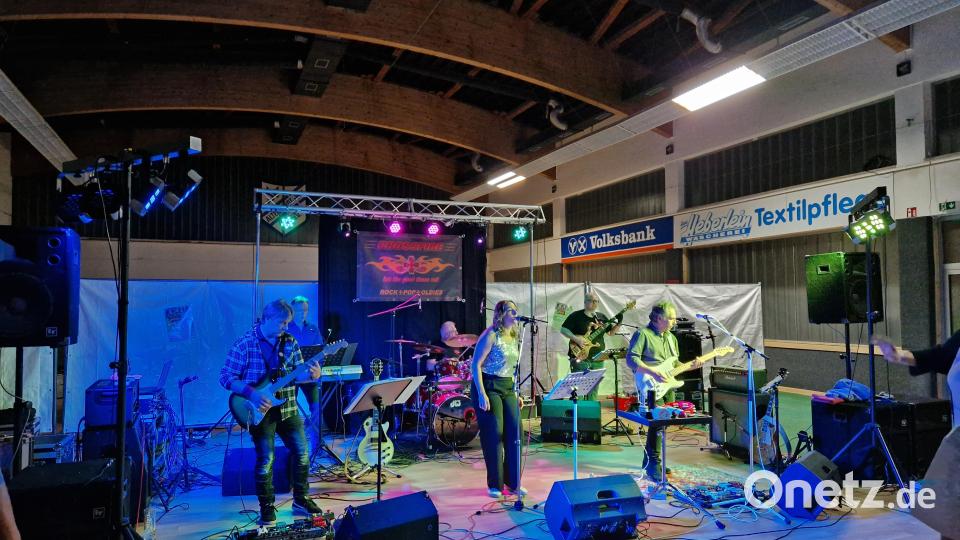 Beim Benefizkonzert in &quot; der Gaststätte D`Wirtschaft&quot; zugunsten des Hospiz St. Felix kommt eine stolze Spendensumme zusammen. Bild: Hospiz St. Felix Neustadt