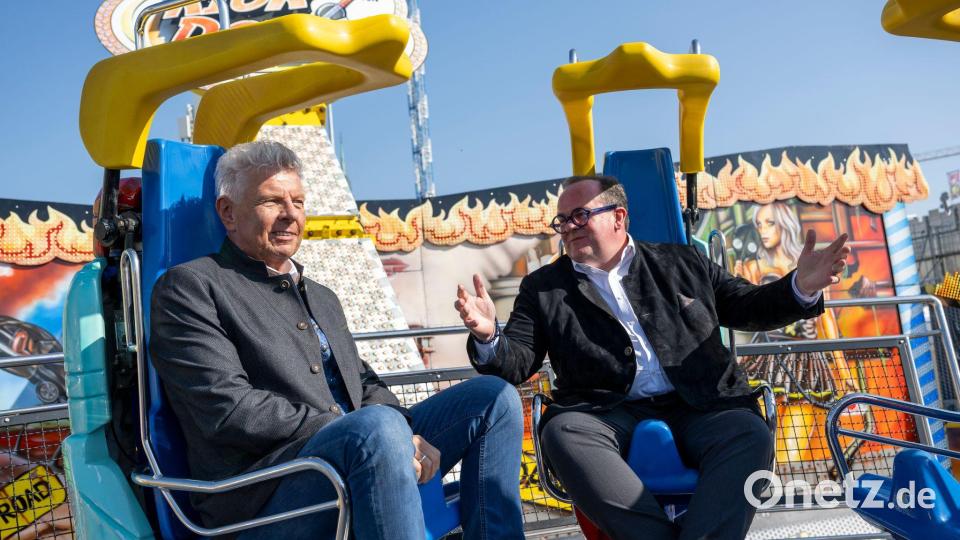 Oberbürgermeister und Festleiter testen vor dem Start ein Fahrgeschäft. Bild: Lennart Preiss/dpa